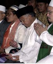 Habibie prays in mosque after assembly's rejection